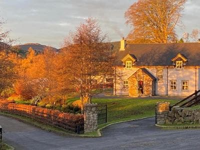 Rostrevor Valley 6-Br Sleeps 20 w Hot Tub & View