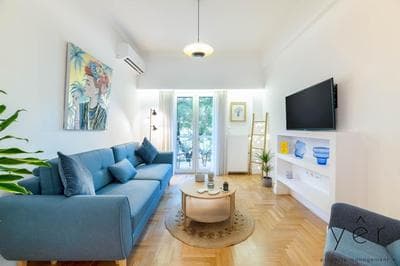 Trendy Living in Koukaki! "Hotspot!" Nighttime noise possible