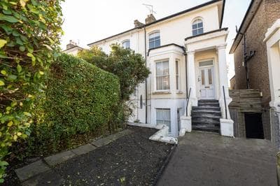 Stunning & Stylish 2 Bed Flat in West London
