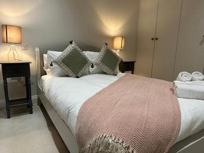 2 Bed Garden Apartment - Piccadilly Line