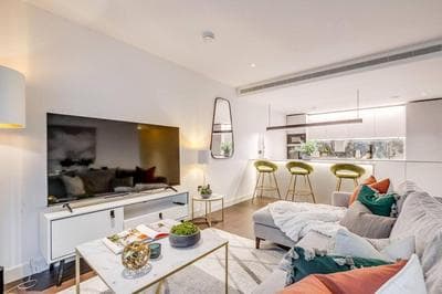 Sleek 2BR London Hideaway Balcony Near Westfield