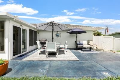 Minutes to Manasota Beach 2 King Beds Fenced yard Pets Welcome