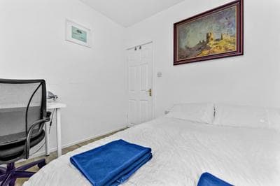 Family House in the Heart of Hanwell with 5 stars!