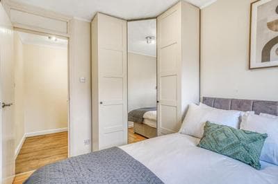 Executive 4 Bedroom Town House in Canada Water FREE WIFI & PARKING by City Stay Aparts London