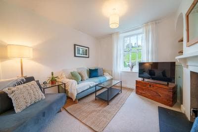 Meadow View - Cosy townhouse with patio garden & parking