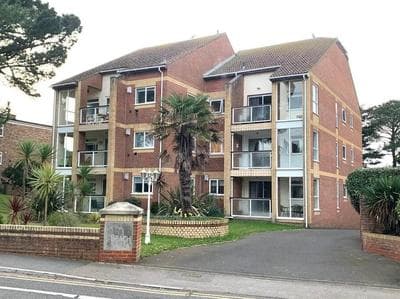 Spacious Sandbanks Apartment near Beach and Bars with Free Parking