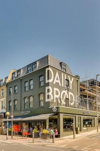 Charming Clapham Apt with Roof Terrace near train