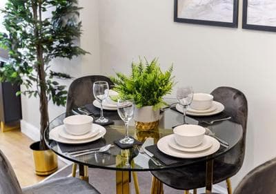 Central Charm: Stylish & Comfy 2BR Flat in Central