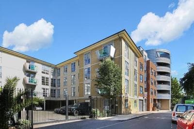 City 2 Bedroom Apartment London Tower Bridge with FREE Secure Gated Parking - Perfect for Long Stay