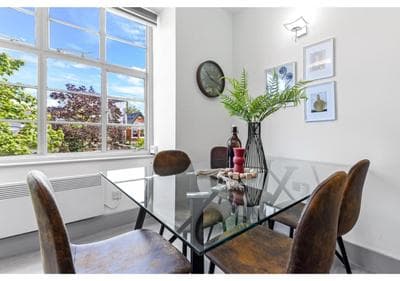 Modern Comforts 2 BD Flat - Sleeps 5