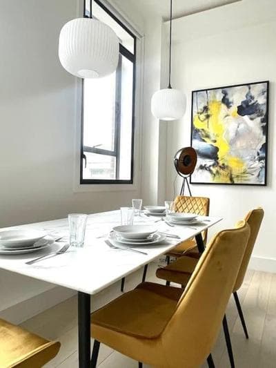 Central & Stylish 2 Bedroom Apartment