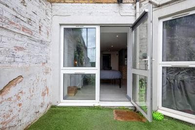 Flat - Sleeps 2 & Parking