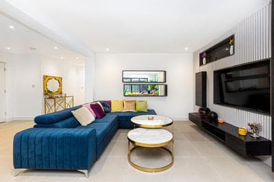 Luxury 3BR Flat, Parking & Garden, NW London