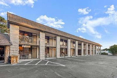 Stonegate Lodge Sleeps 4 Fast WiFi Firepits TV Salt Water Pool Room #204