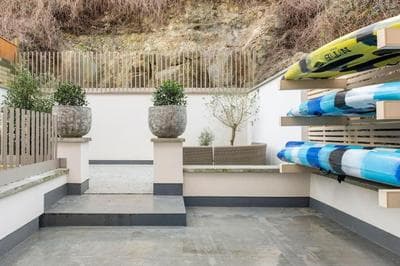 3 Bedroom, 3 bathroom large flat with sea views!