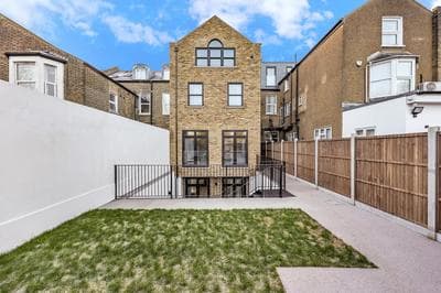 Your Cosy Stay Modern 2 Double bedroom Full Kitchen & Parking 5 Min Walk to Station