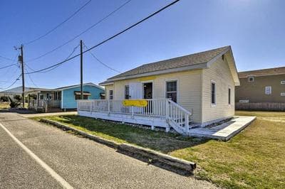 Sand Pebbles: Bright Bungalow - Steps to Beach!