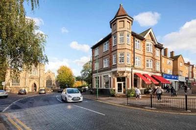 Dove House Wanstead - Stunning 4 Bedroom, 3 Bathroom House with Private Hottub & Gym - Escape London, in Lonon