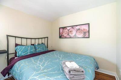 Bright 2-BDRM Apt, Top Floor