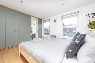 Chic semi-detached house with a private garden, SE