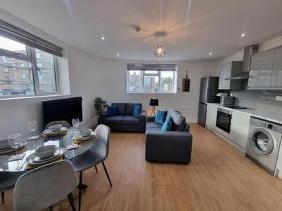 2 bedroom central apartment near station