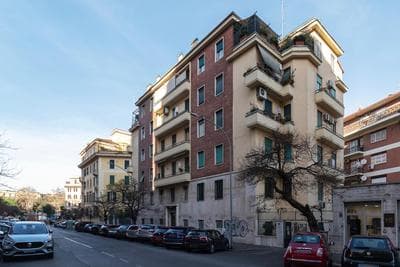GuestHost - Piazza di Roma Turquoise Apartment