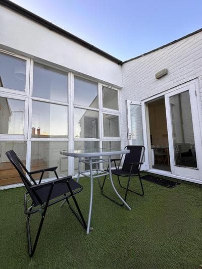 Apartment with balcony - on High Street - Sleeps 6