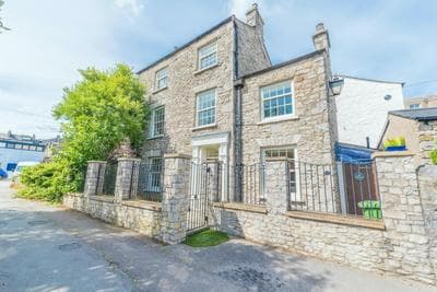 Central Kendal Georgian Home with private courtyard & free parking