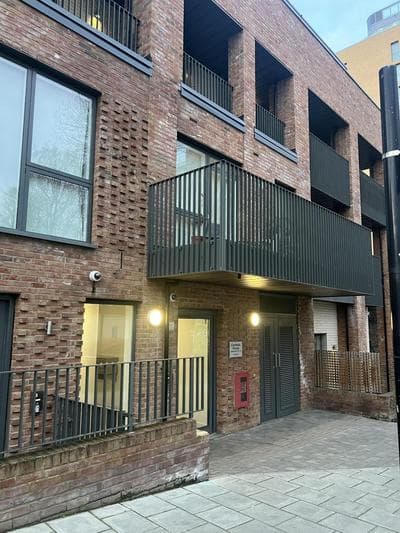 Remarkable 1-Bed Apartment in London with balcony