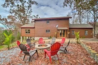 Spacious Cabin with Hot Tub near Carters Lake