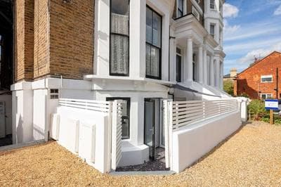 Writers Corner - Luxury 1 Bed Apartment with Private Terrace & Parking - In the heart of Wanstead Village