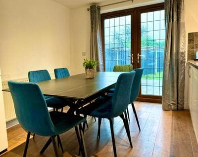 3br House Ossett-Wakefield, Free Parking 3 cars Wi Fi Long stays