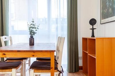 Bright 2BR flat off trendy Chiswick High Road