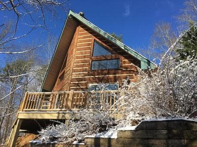 Mountain Top Log Cabin, HOT TUB, fire-pit, WiFi