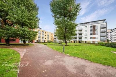 Modern 2Bed 2Bath with Balcony next to DLR Station