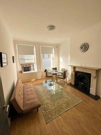 Two bed apartment minutes from Hammersmith