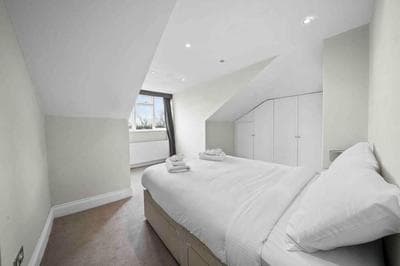 Queen’s Park, Spacious 3 Bedroom Flat