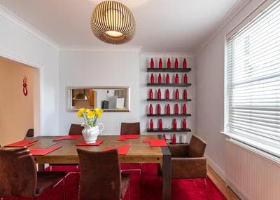 The Zenscape - Chic 2 Bedroom Apartment l Sleeps 6 with Sofa Bed l Central Location, WiFi, Nearby restaurants & Tesco l Perfect for Business & Leisure Trav