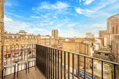 Luxury One Bedroom Apartment With AC, Bidet, Balcony View, Free Coffee, Tea, WiFi in Central London