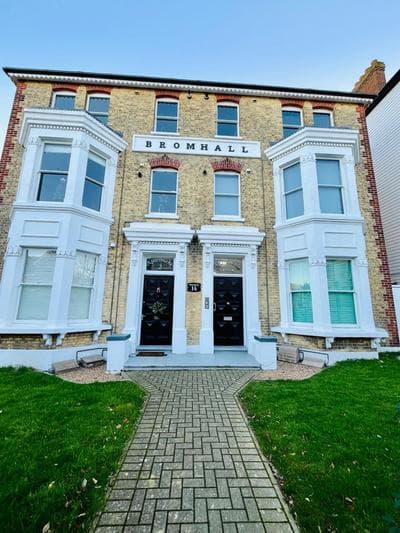 Seaside Apartment close to beach, town, station