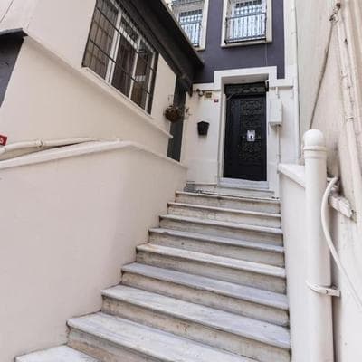 Beyoğlu'nda 4+1 ferah, manzaralı tarihi daire