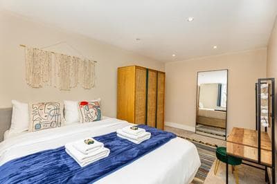 Exquisite 1BR in Chiswick, 3 min to Train Station