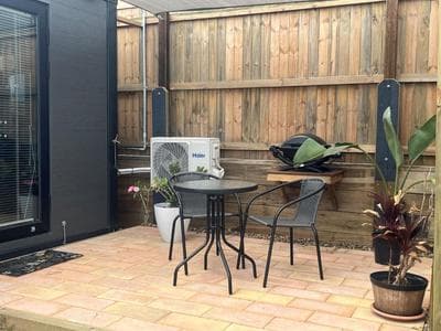 1A-33 Tingira Close - 2K'S BandB - Rainbow Beach. Cute Tiny House. Wifi, small pets allowed