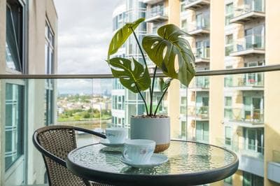 London Balcony View Apartment with Parking by My Serviced Space