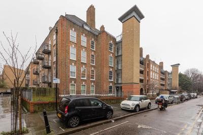 Sleek Shoreditch Hideout - 2 Bed Gem with Balcony in Central London