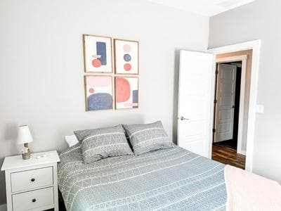 Remodeled Downtown 3bed Home Quartz Countertops
