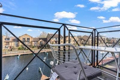 1-Bedroom Apartment with Free Private Parking - Canary Wharf