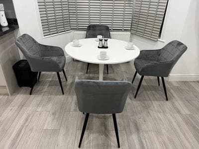F4 Luxury Stays One bed apartment with Parking
