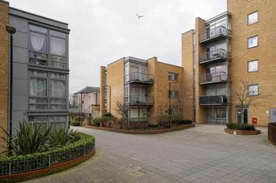 Beautiful 1 Bed Apartment with Living Room