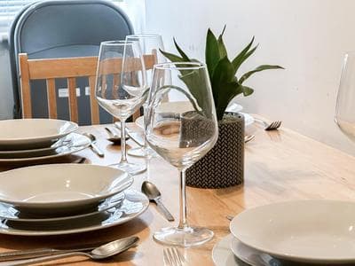 Cosy Apartments Near Hampstead Heath With Free On-Site Parking & Private Gardens, Golders Green